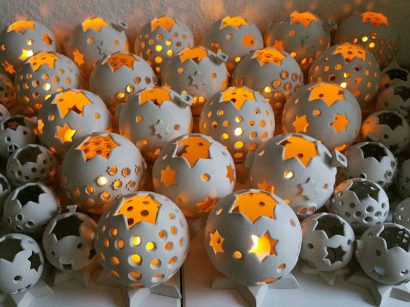 Weihnachtliche Keramikkugeln